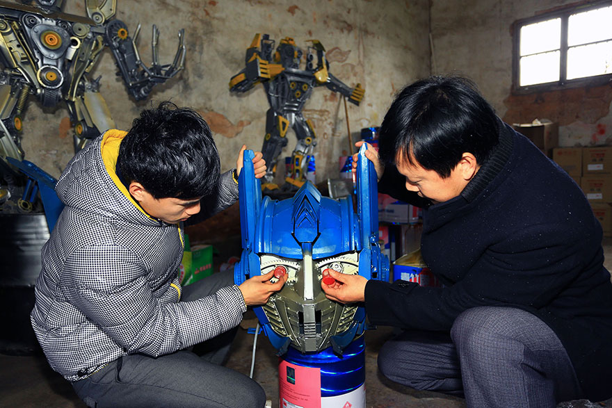 esculturas-transformers-chatarra-reciclada-granjero-china (7)