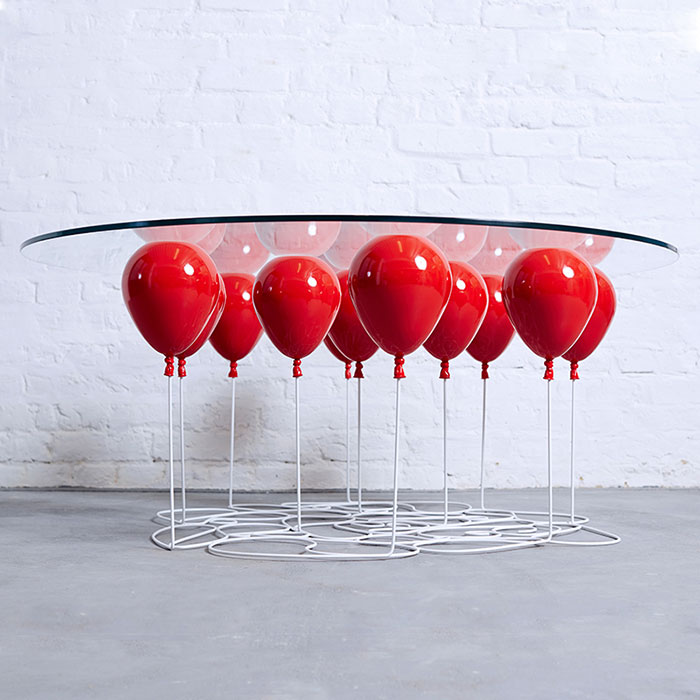 Esta mesita parece estar sostenida por globos que flotan