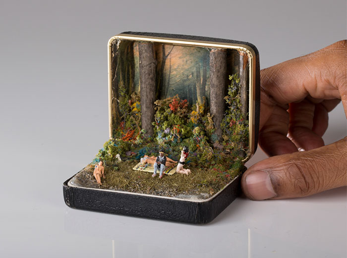 Estos diminutos dioramas históricos están escondidos dentro de antiguas cajas de anillos