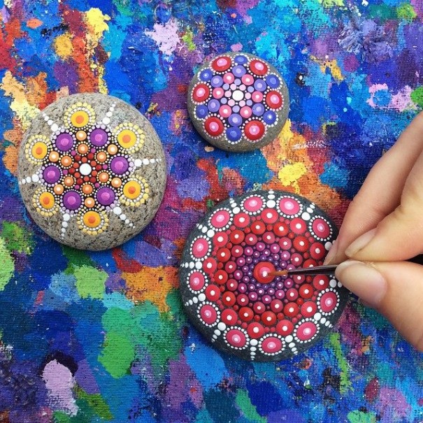piedras-mandalas-pintados-elspeth-mclean (15)