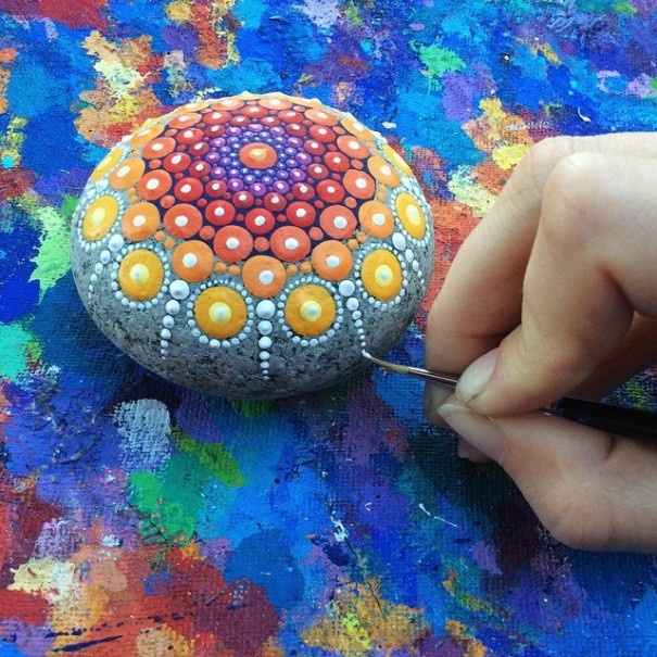 piedras-mandalas-pintados-elspeth-mclean (7)