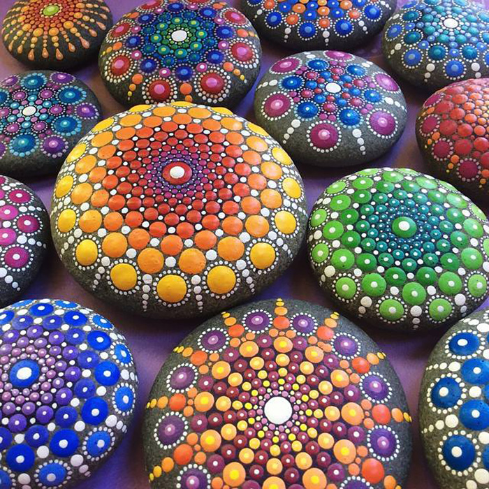 Esta artista pinta piedras marinas con miles de puntitos para crear coloridos mandalas