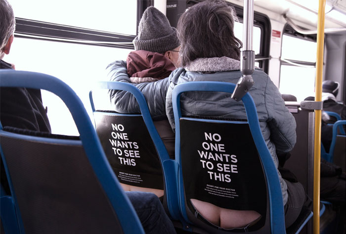 Estos anuncios en los asientos del autobús muestran la «hucha» para concienciar sobre el cáncer de colon