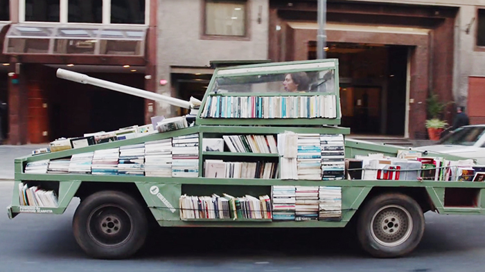 Arma de Instrucción Masiva: Un artista argentino crea un tanque que regala libros