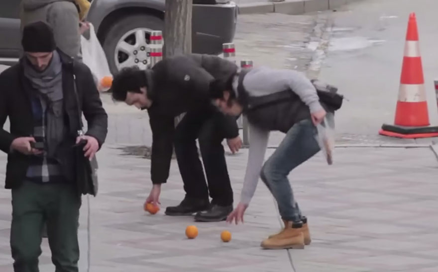 town-learns-sign-language-deaf-muharrem-samsung-video-call-center-13