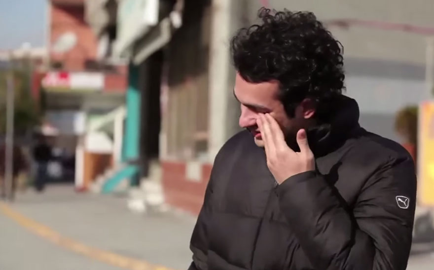 town-learns-sign-language-deaf-muharrem-samsung-video-call-center-4