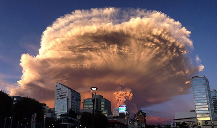 15 Fotos alucinantes del volcán en erupción en Chile que ha forzado a evacuar a 4000 personas