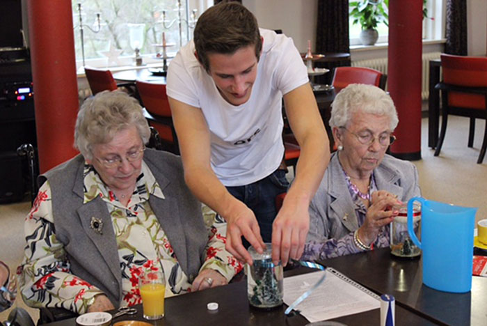 estudiantes-hogar-de-ancianos-deventer-humanitas (2)