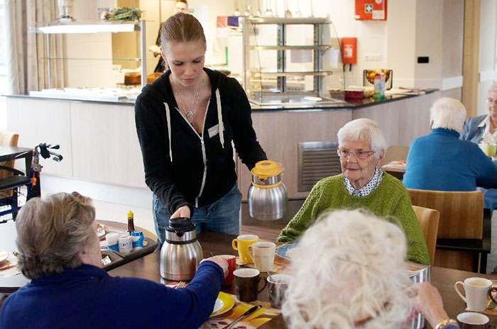 estudiantes-hogar-de-ancianos-deventer-humanitas (3)