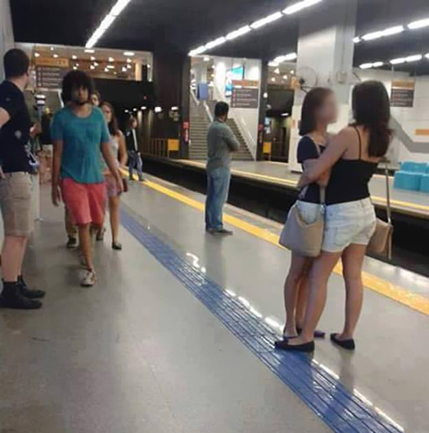 Nunca podrías adivinar por qué esta foto de dos mujeres abrazadas se hizo famosa en Brasil
