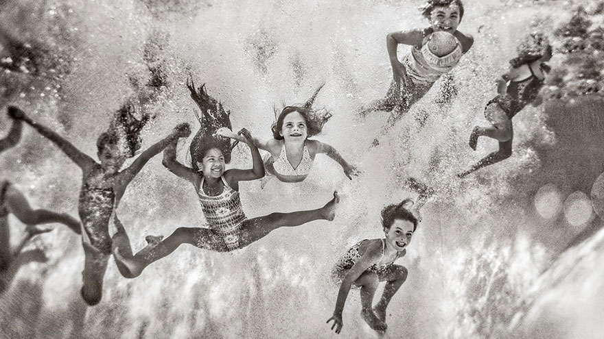 Una madre capta unas fotografías impactantes de sus hijas para mostrar que ‘la fuerza es la nueva belleza’