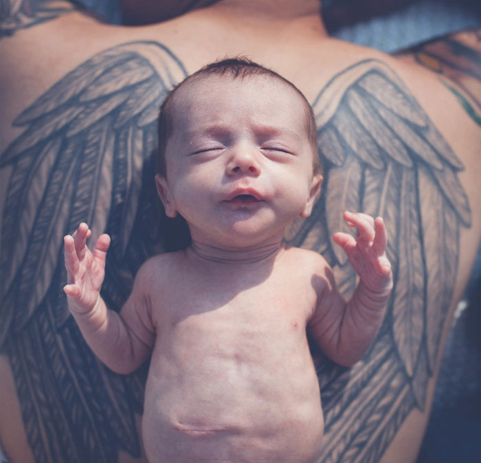 20 Bonitas estampas de bebés junto a sus padres tatuados