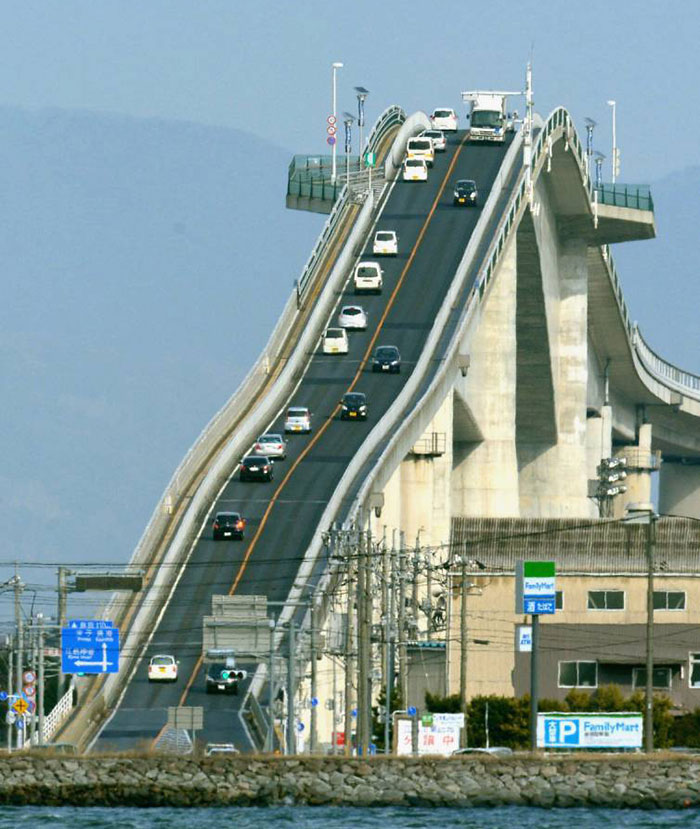 Este puente en Japón es tan empinado que parece una montaña rusa