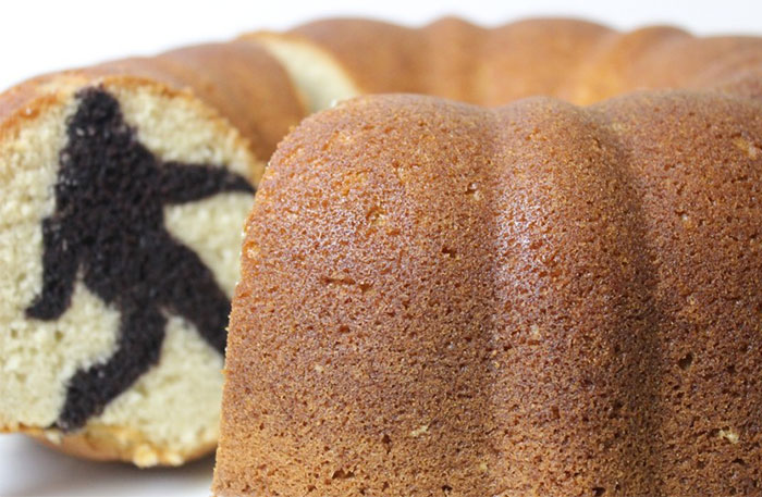 Cómo esconder una sabrosa sorpresa en forma de Piesgrandes dentro de un bizcocho bundt