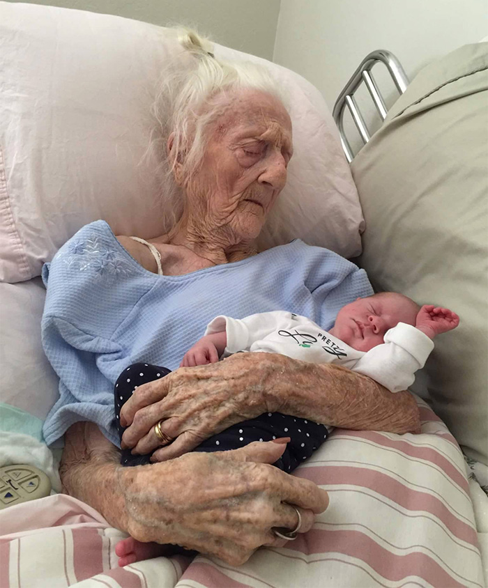 Esta anciana de 101 años conoció a su bisnieta recién nacida poco antes de morir
