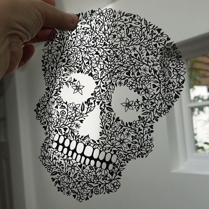Esta artista recorta a mano intrincadas obras de arte de una sola hoja de papel