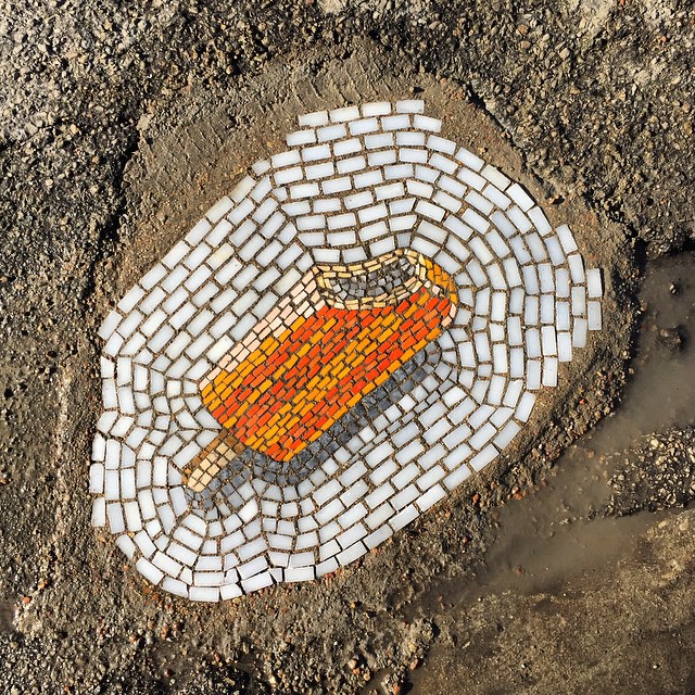 En Chicago no arreglan los baches y este artista los rellena con mosaicos de helados