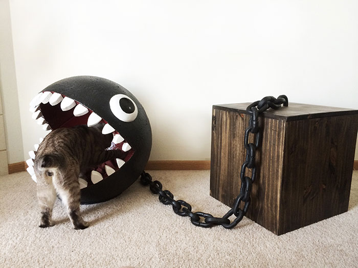 He construído una cama para mi gato inspirada en el monstruo Chompy de Super Mario