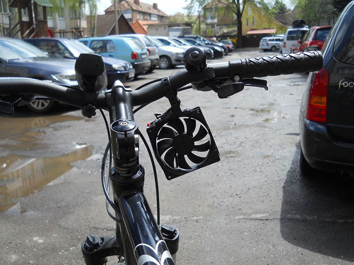 cargador-movil-eolico-casero-bici-thomas (2)
