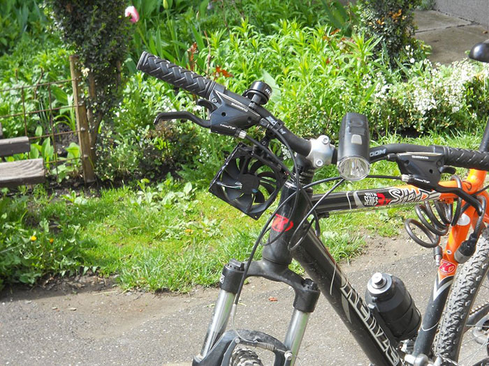 cargador-movil-eolico-casero-bici-thomas (3)