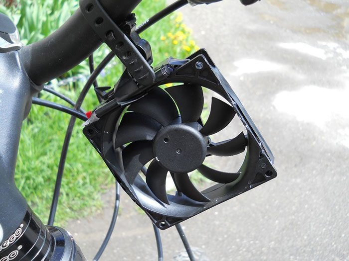 cargador-movil-eolico-casero-bici-thomas (5)