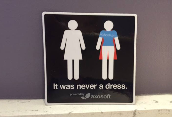 Nunca fue un vestido: Esta campaña cambia el modo de ver los carteles del cuarto de baño