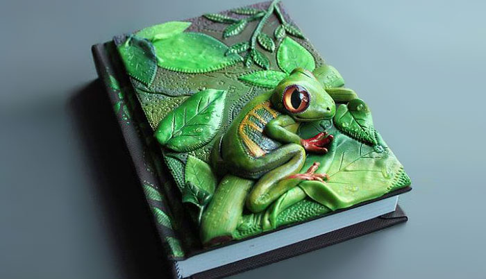 Esta artista letona crea a mano mágicas cubiertas de libros con arcilla polímera