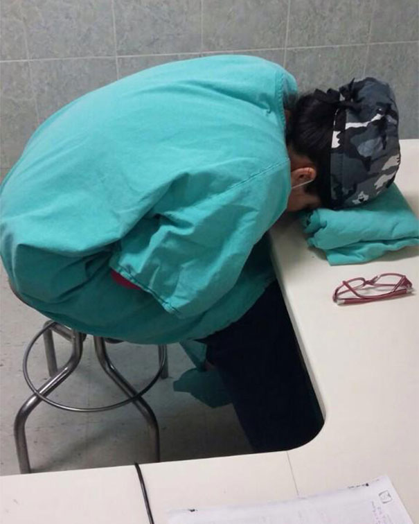 medicos-durmiendo-exceso-trabajo-yo-tambien-mi-dormi (14)