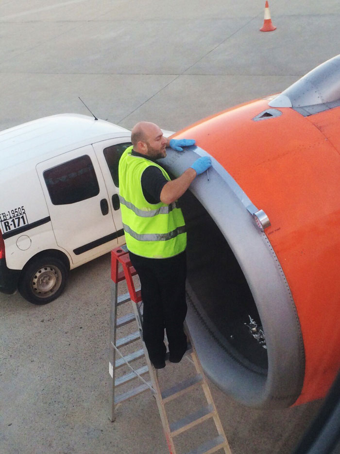avion-easyjet-reparacion-cinta-alta-velocidad-adam-wood (1)