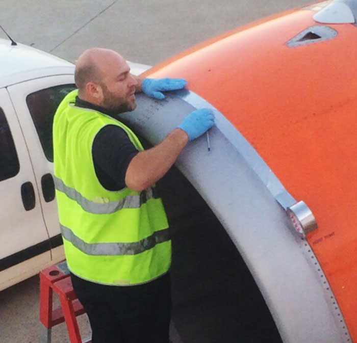 avion-easyjet-reparacion-cinta-alta-velocidad-adam-wood (2)