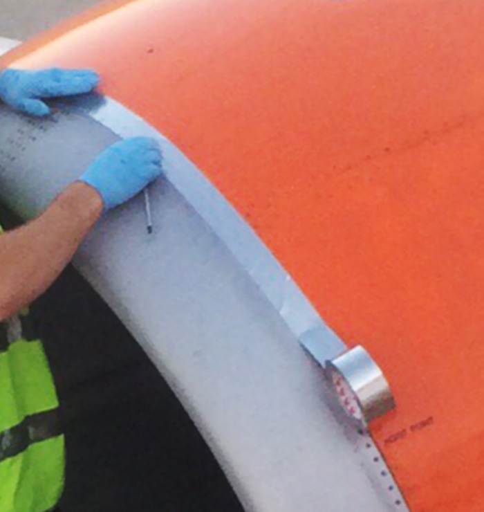 avion-easyjet-reparacion-cinta-alta-velocidad-adam-wood (3)