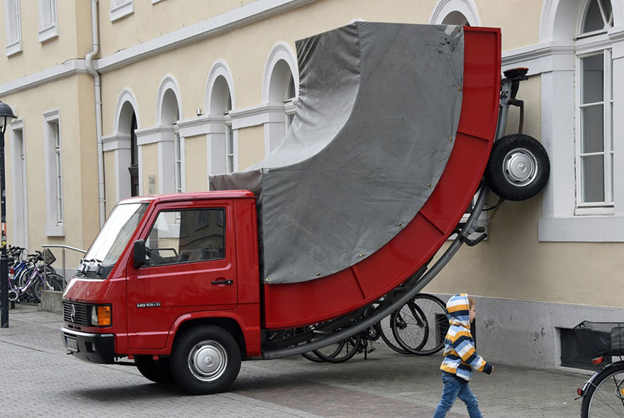 camion-doblado-erwin-wurm-alemania (1)