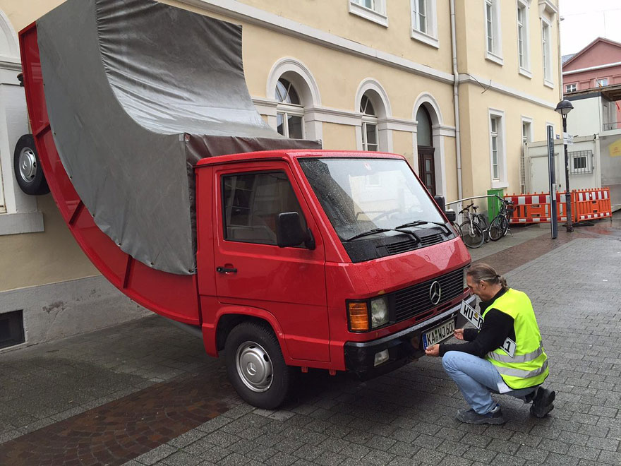 camion-doblado-erwin-wurm-alemania (2)