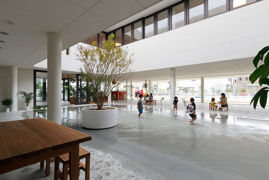 colegio-preescolar-japon-charco-lluvia-jugar-dai-ichi-yochien (6)