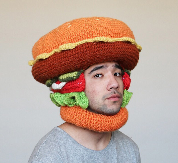 Este hombre teje divertidos gorros de ganchillo en forma de comida y no se avergüenza de ponérselos