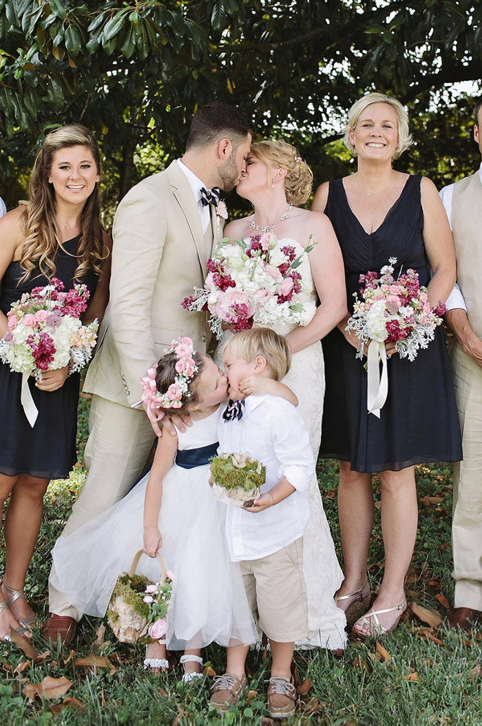 Esta niña de 4 años roba el protagonismo en la boda de su madre con un beso sorpresa