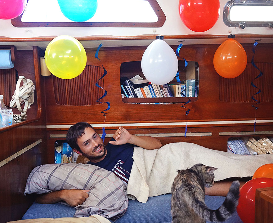 pareja-viajes-mundo-barco-gato-matt-jessica-johnson (5)