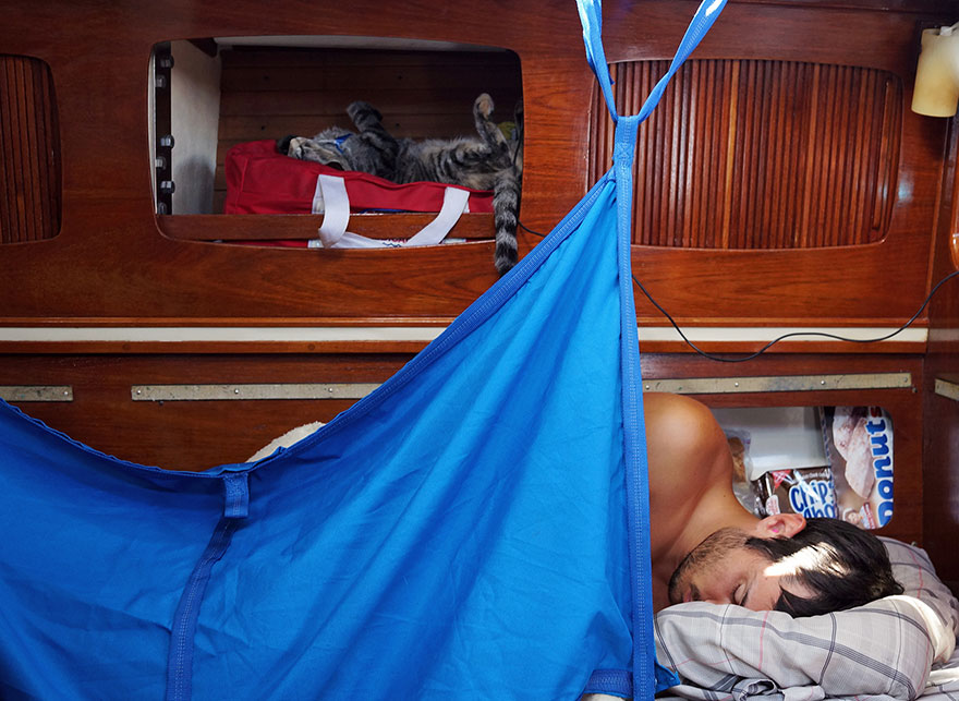 pareja-viajes-mundo-barco-gato-matt-jessica-johnson (6)
