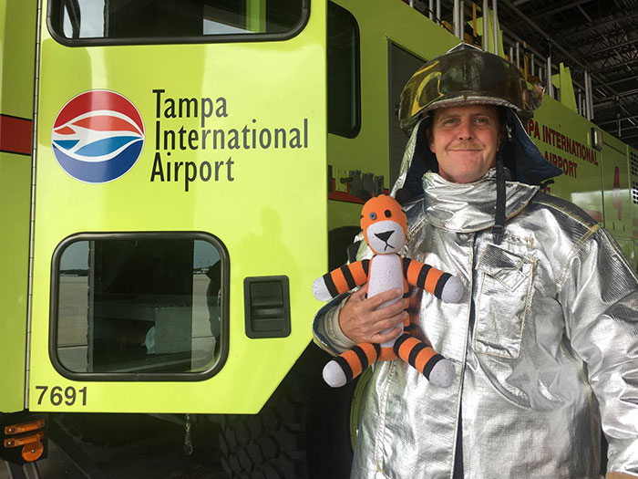 peluche-tigre-hobbes-perdido-aeropuerto-tampa (6)