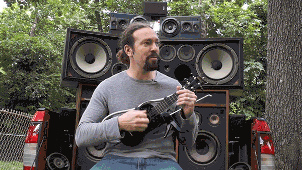 ukelele-lanzallamas-casero-mad-max-caleb-kraft (1)