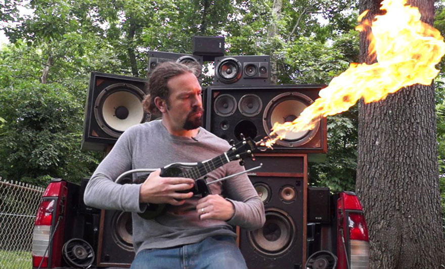 ukelele-lanzallamas-casero-mad-max-caleb-kraft (5)