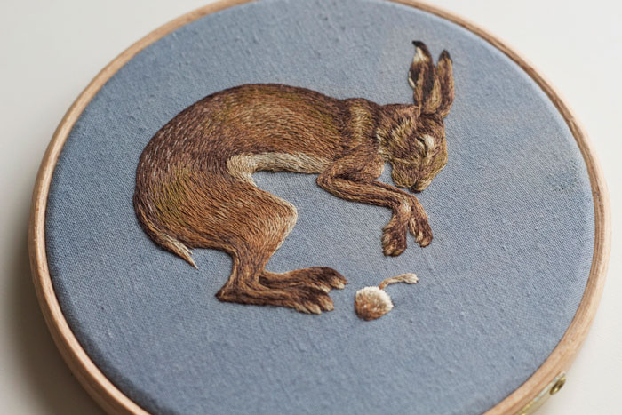 Pequeños animales bordados inspirados en la Muerte, de Chloe Giordano