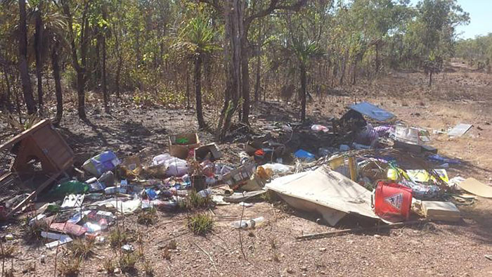 basura-ilegal-devuelta-casa-frederick-tomlinson-australia (4)