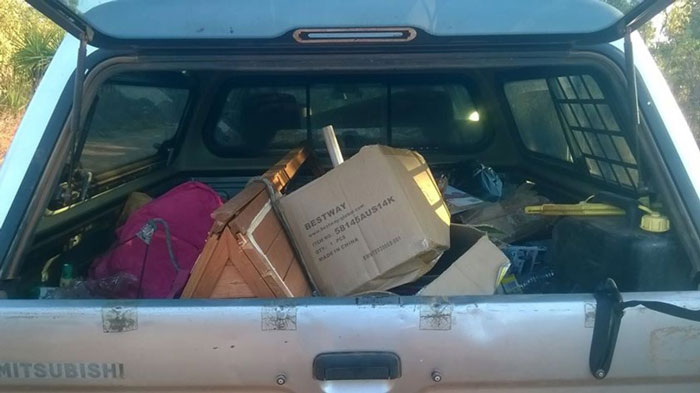 Un hombre tiró basura ilegalmente y se la devolvieron a casa tras olvidar su identificación en ella
