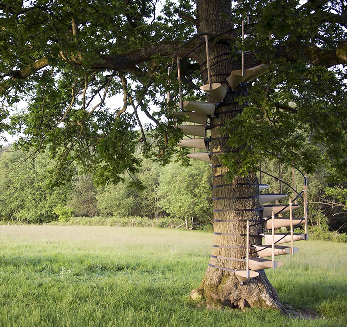 Puedes sujetar esta escalera de caracol a cualquier árbol sin usar herramientas