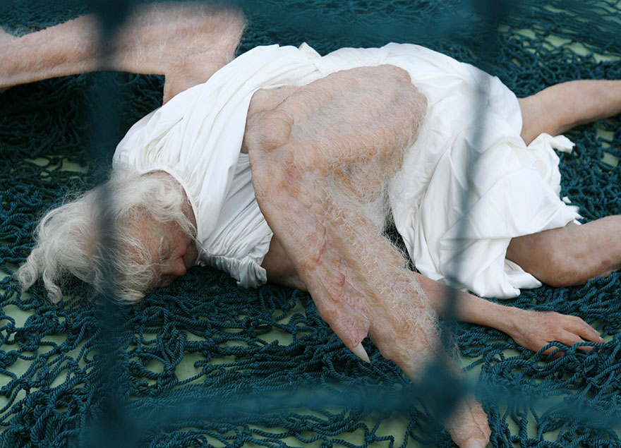 escultura-hiperrealista-angel-caido (2)