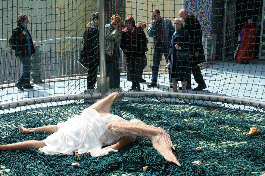 escultura-hiperrealista-angel-caido (3)