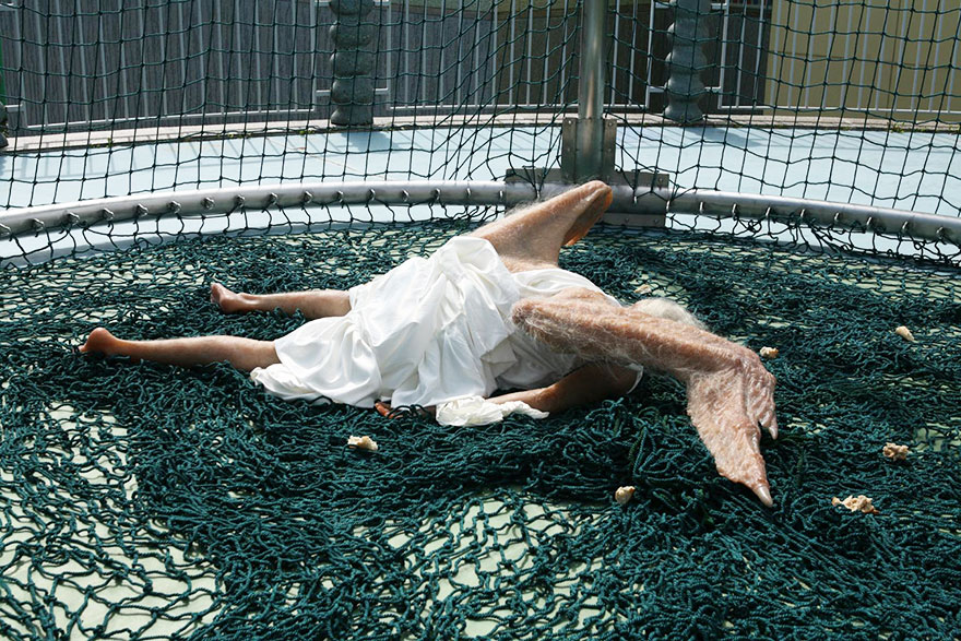 escultura-hiperrealista-angel-caido (4)