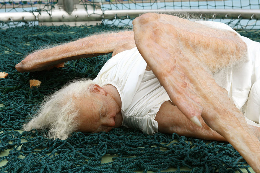 escultura-hiperrealista-angel-caido (5)