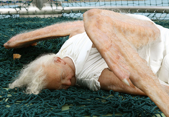 2 Artistas chinos crean una terrorífica escultura hiperrealista de un ángel caido